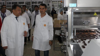 Фотография к новости: Мәжіліс депутаты Тараздағы фабриканың жұмысына қызығушылық танытты