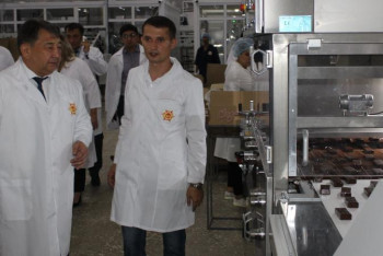 Фотография к новости: Мәжіліс депутаты Тараздағы фабриканың жұмысына қызығушылық танытты