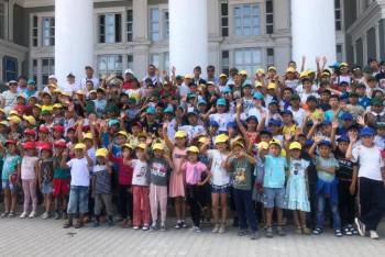 Фотография к новости: Арыстан келген балалар Балқаштың көрнекті жерлерін аралады