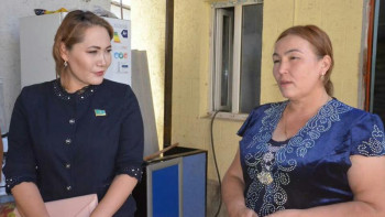 Фотография к новости: Сенатор тігін цехын ашқан көп балалы кәсіпкер анамен кездесті