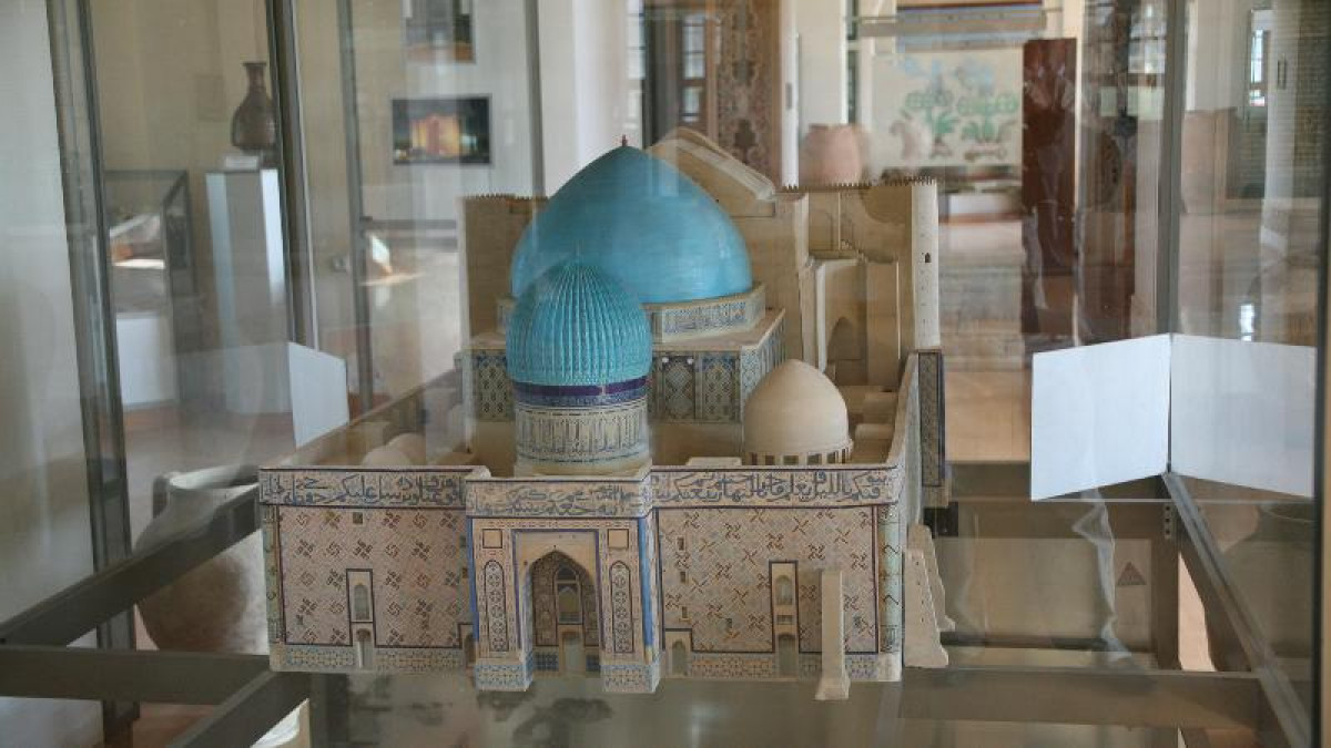 Түркістандық ақсақал музейге көне құмыраларды табыстады
