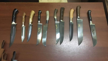 Фотография к новости: Қырғызстаннан елімізге қолдан жасалған 1000-ға жуық пышақ өткізбек болған ресейлік ұсталды