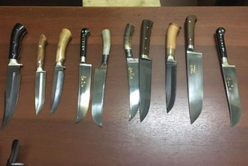 Фотография к новости: Қырғызстаннан елімізге қолдан жасалған 1000-ға жуық пышақ өткізбек болған ресейлік ұсталды