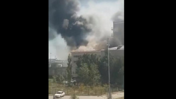 Фотография к новости: Атырауда 800 млн теңгеге жөнделген драма театры өртеніп жатыр