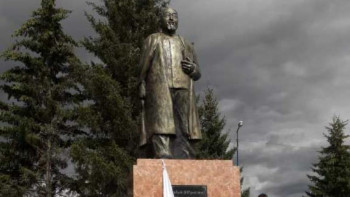 Фотография к новости: Шығыс Қазақстанда Абай ескерткіші бой көтерді