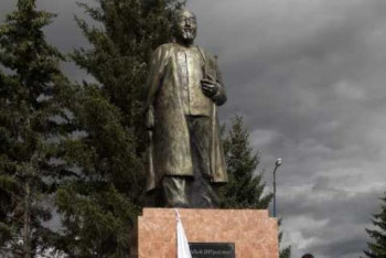 Фотография к новости: Шығыс Қазақстанда Абай ескерткіші бой көтерді