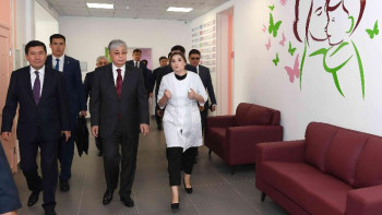 Фотография к новости: Мемлекет басшысы Қарағандыдағы жаңа емхананы аралады 