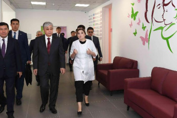 Фотография к новости: Мемлекет басшысы Қарағандыдағы жаңа емхананы аралады 