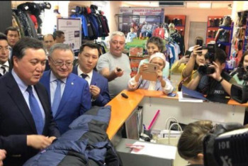 Фотография к новости: Асқар Мамин Ақтөбеде 18 мың теңгеге күрте сатып алды