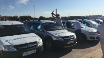 Фотография к новости: Ақтөбеде инватаксилердің автошеруі өтті