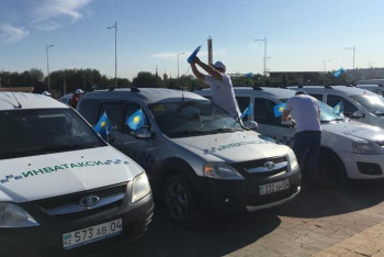 Фотография к новости: Ақтөбеде инватаксилердің автошеруі өтті