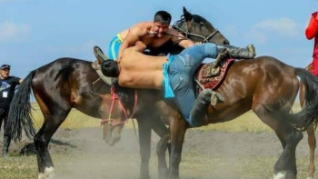 Фотография к новости: Түркістандық балуан «Толағай сұлтан» сайысында топ жарды