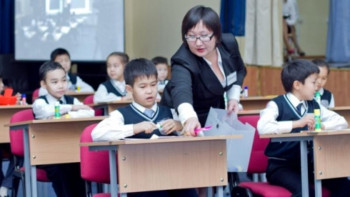 Фотография к новости: Мұғалімді артық жұмысқа жеккендер енді 300 мың теңге айыппұл төлейді