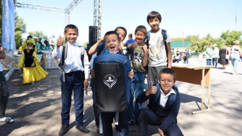 Фотография к новости: Тұңғыш президент қоры 500 балаға қауіпсіздік жолақшалары бар сөмке сыйлады 