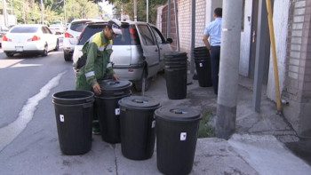 Фотография к новости: Алматыда қоқыс жәшіктері тегін таратылды