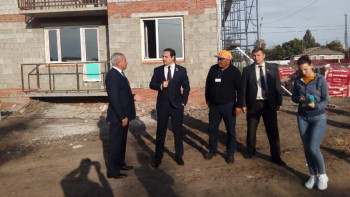 Фотография к новости: Депутат «Нұрлы жер» бойынша салынып жатқан тұрғын үй құрылысын аралады