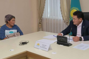 Фотография к новости: Павлодар облысының әкімі 13 баланың анасына көмектесуге уәде берді