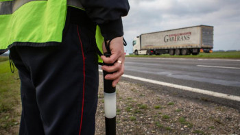 Фотография к новости: Полицейлер ала таяқтарын қайта қолға алады