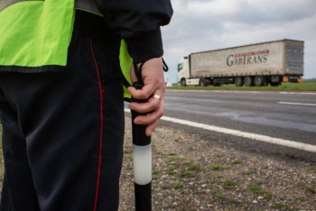 Фотография к новости: Полицейлер ала таяқтарын қайта қолға алады