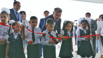 Фотография к новости: Бірінші сынып оқушылары жаңа мектептің лентасын қиды