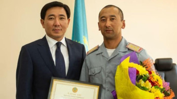 Фотография к новости: Суға батқан баланы құтқарған әскери қызметкер марапатталды