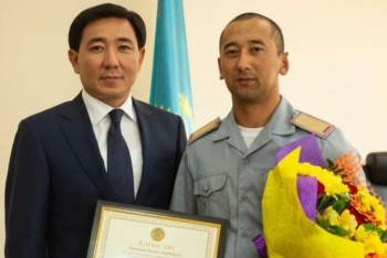 Фотография к новости: Суға батқан баланы құтқарған әскери қызметкер марапатталды