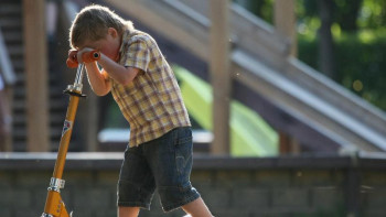 Фотография к новости: Алматыда жоғалған бала самокатпен Қапшағайға кетіп бара жатқан жерінен табылды