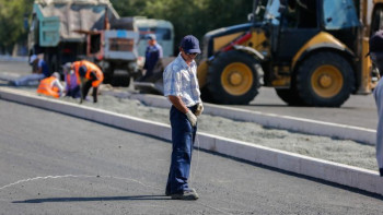 Фотография к новости: Атырау маңында 102 шақырым жолға асфальт төселеді