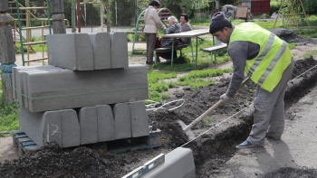 Фотография к новости: Қарағандыда ауланы абаттандыру жұмыстары аяқталды