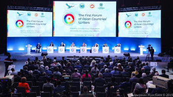 Фотография к новости: Форумға келген қаламгерлер қолтаңба береді