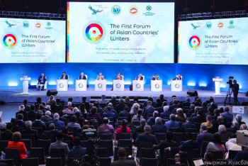 Фотография к новости: Форумға келген қаламгерлер қолтаңба береді