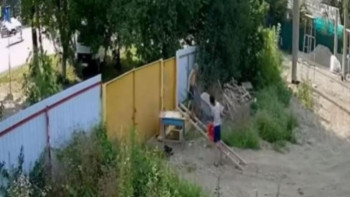 Фотография к новости: Үйдің ауласынан қол арбаны ұрлаған жасөспірімдердің видеосы желіде хитке айналды