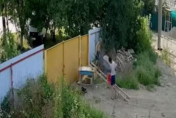Фотография к новости: Үйдің ауласынан қол арбаны ұрлаған жасөспірімдердің видеосы желіде хитке айналды