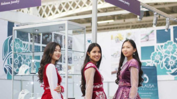 Фотография к новости: Қазақстандық зергерлік бұйымдар Ұлыбританияда ұсынылды