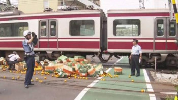 Фотография к новости: Жапонияда пойыз бен жүк көлігі соқтығысып, 30 адам зардап шекті