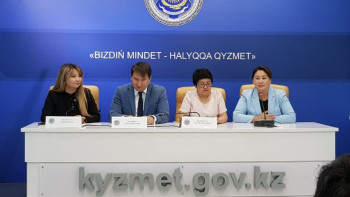 Фотография к новости: Нұр-Сұлтанда 7-11 сынып оқушылары еден жуып жүр