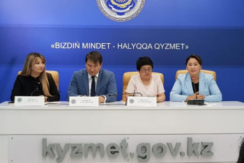 Фотография к новости: Нұр-Сұлтанда 7-11 сынып оқушылары еден жуып жүр