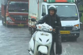 Фотография к новости: Мумбайда халық топан судан әбігерге түсті