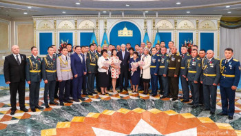 Фотография к новости: Президент Арыста ерлік көрсеткен жүргізушіні марапаттады