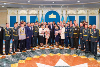 Фотография к новости: Президент Арыста ерлік көрсеткен жүргізушіні марапаттады