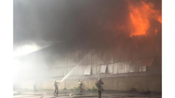 Фотография к новости: Алматыда «Мизам» базарының аумағында контейнер өртеніп жатыр