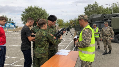 Десантты-шабуылдаушы әскері оқушыларға әскери қызметтің бір күнін көрсетті