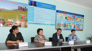 Фотография к новости: Қазығұрт ауданының мектебіндегі бала өліміне қатысты брифинг өтті