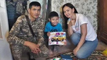 Фотография к новости: Әскери қызметшілер «Мектепке жол»﻿ акциясын өткізуде