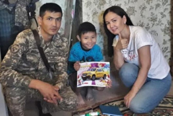 Фотография к новости: Әскери қызметшілер «Мектепке жол»﻿ акциясын өткізуде