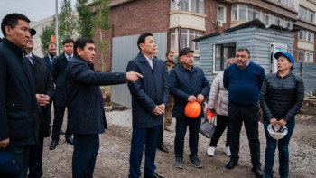 Фотография к новости: Елорданың проблемалық тұрғын үй кешені ғимаратының терезелерін орнатып жатыр