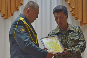 Фотография к новости: Қарағандыда әскерилер «Отан отбасынан басталады» атты акция өткізді