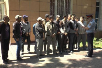 Фотография к новости: Алматы полицейлері заңсыз жүрген шетелдіктерді іздеп жатыр