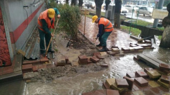 Фотография к новости: Алматыдағы нөсер жауын кезінде 3 су басу оқиғасы жойылды