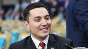 Фотография к новости: Нұрлан Әлімжанов депутат ретінде кешігіп ант берді